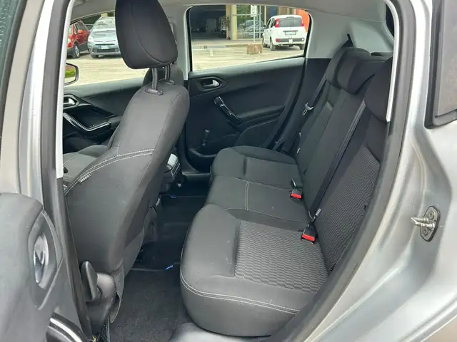 Peugeot 208 view 7