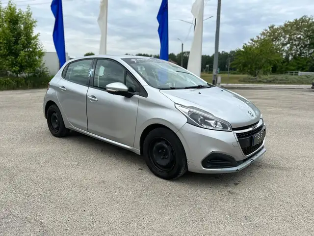 Peugeot 208 view 2