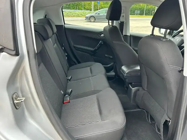 Peugeot 208 view 8