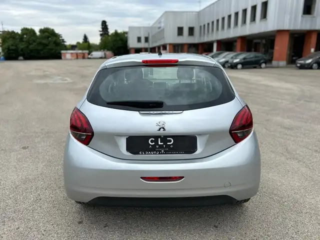Peugeot 208 view 4