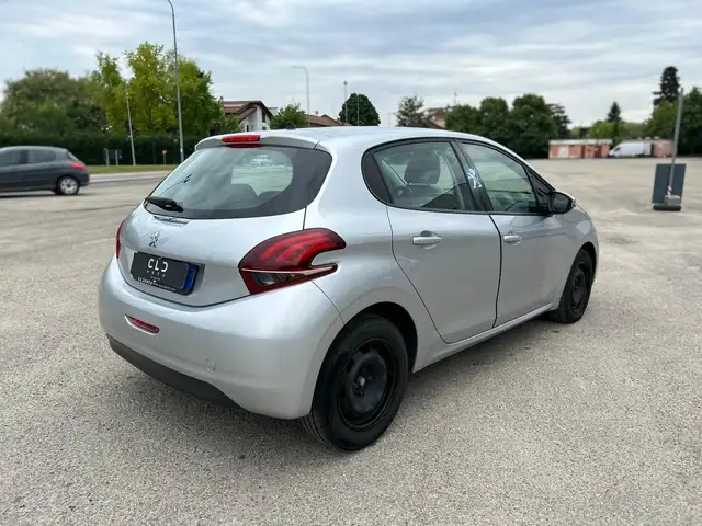 Peugeot 208 view 3