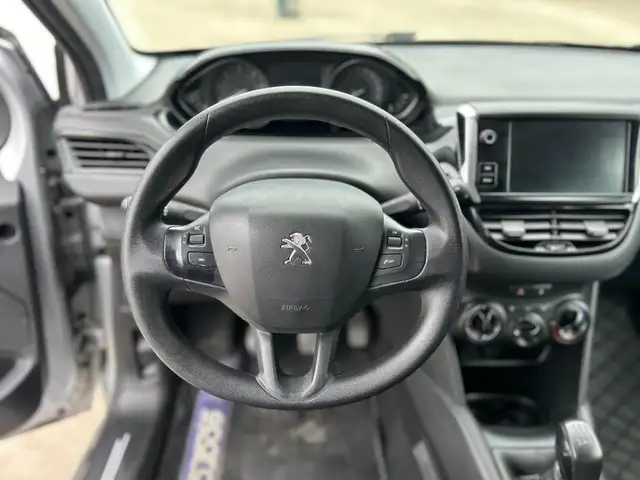 Peugeot 208 view 11