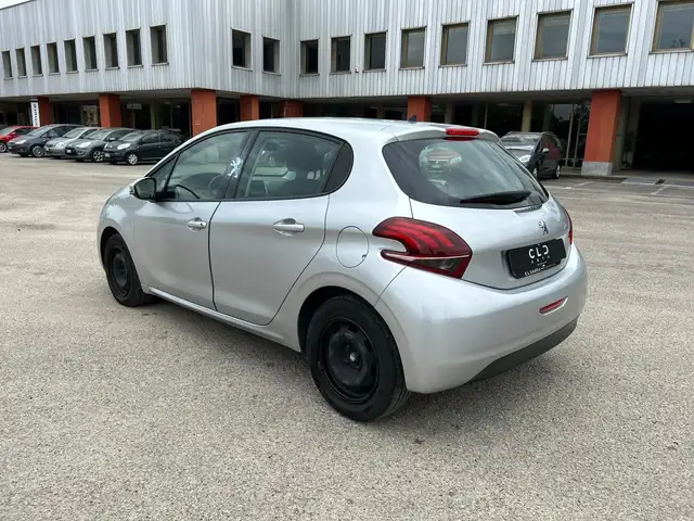 Peugeot 208 view 5