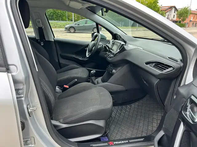 Peugeot 208 view 9