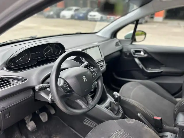 Peugeot 208 view 6
