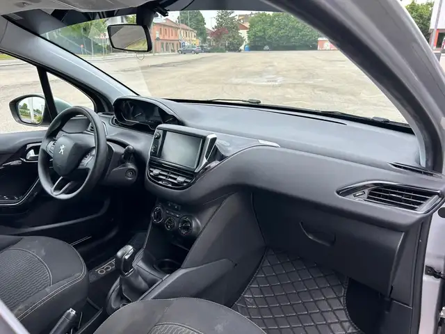 Peugeot 208 view 10