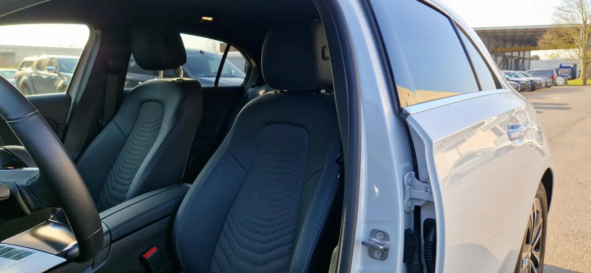 Mercedes-Benz A 180 Hatchback Business Line | Verwarmde Zetels | Smart Wit - 2