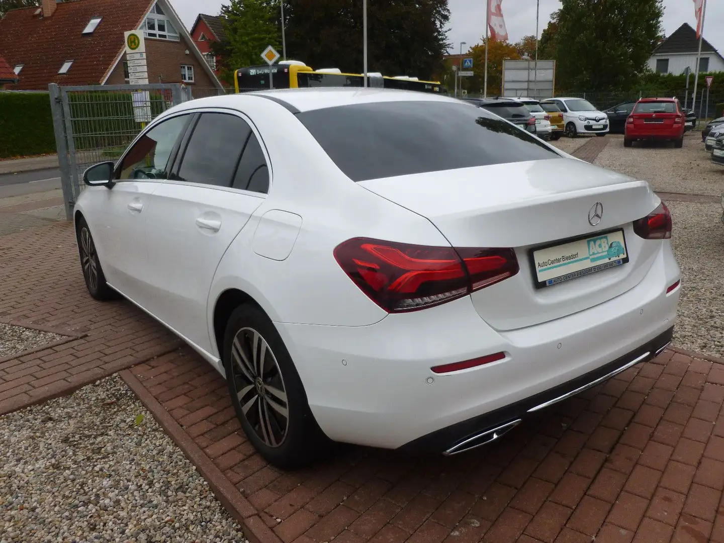 Mercedes-Benz A 180 d 7G- DCT Limousine Digi-Cockpit/LED/DAB Weiß - 2