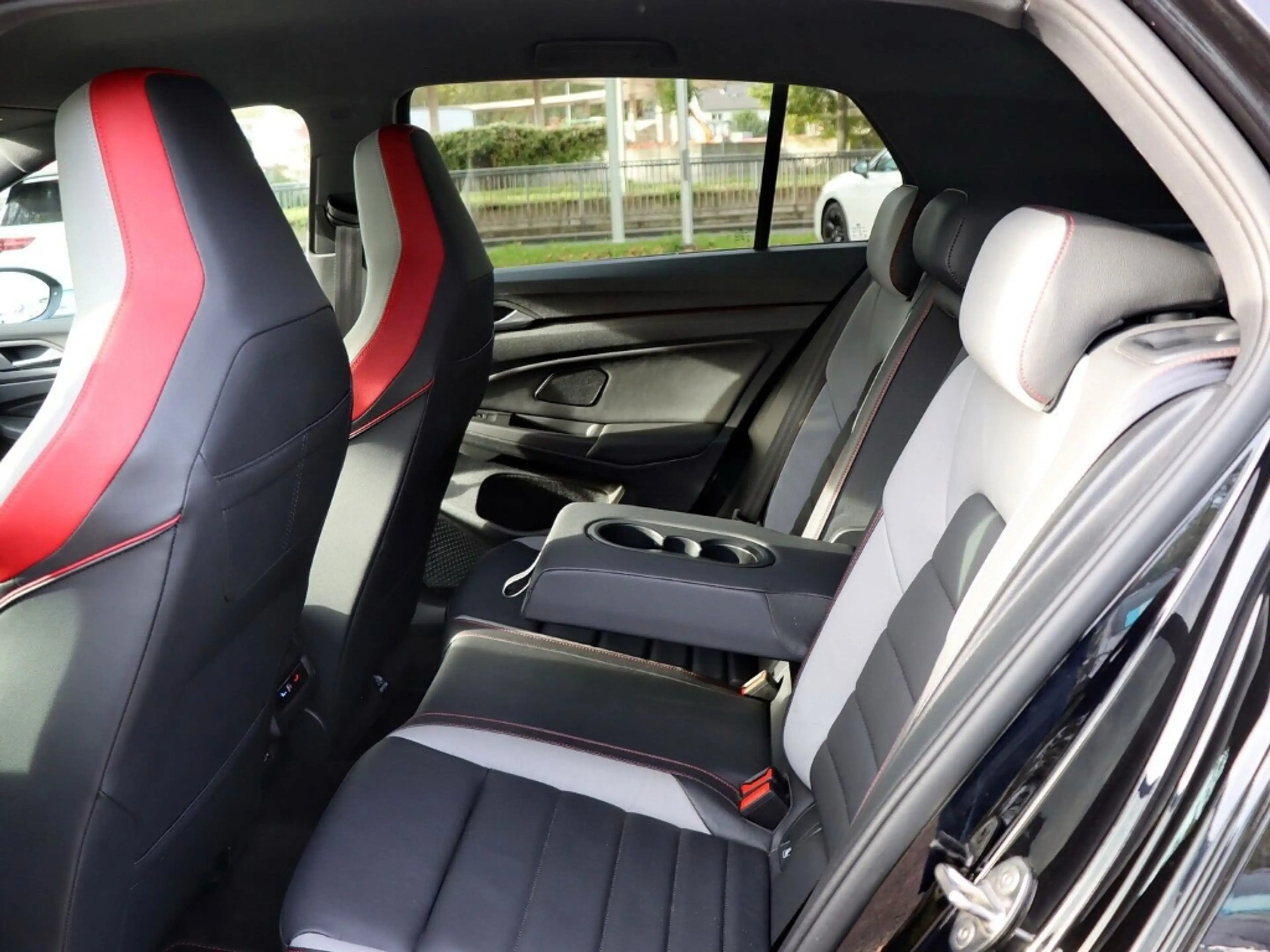 Volkswagen Golf GTI VIII 2.0 TSI OPF LEDER/LED/HARMAN /NAVIVORB. — photo 6