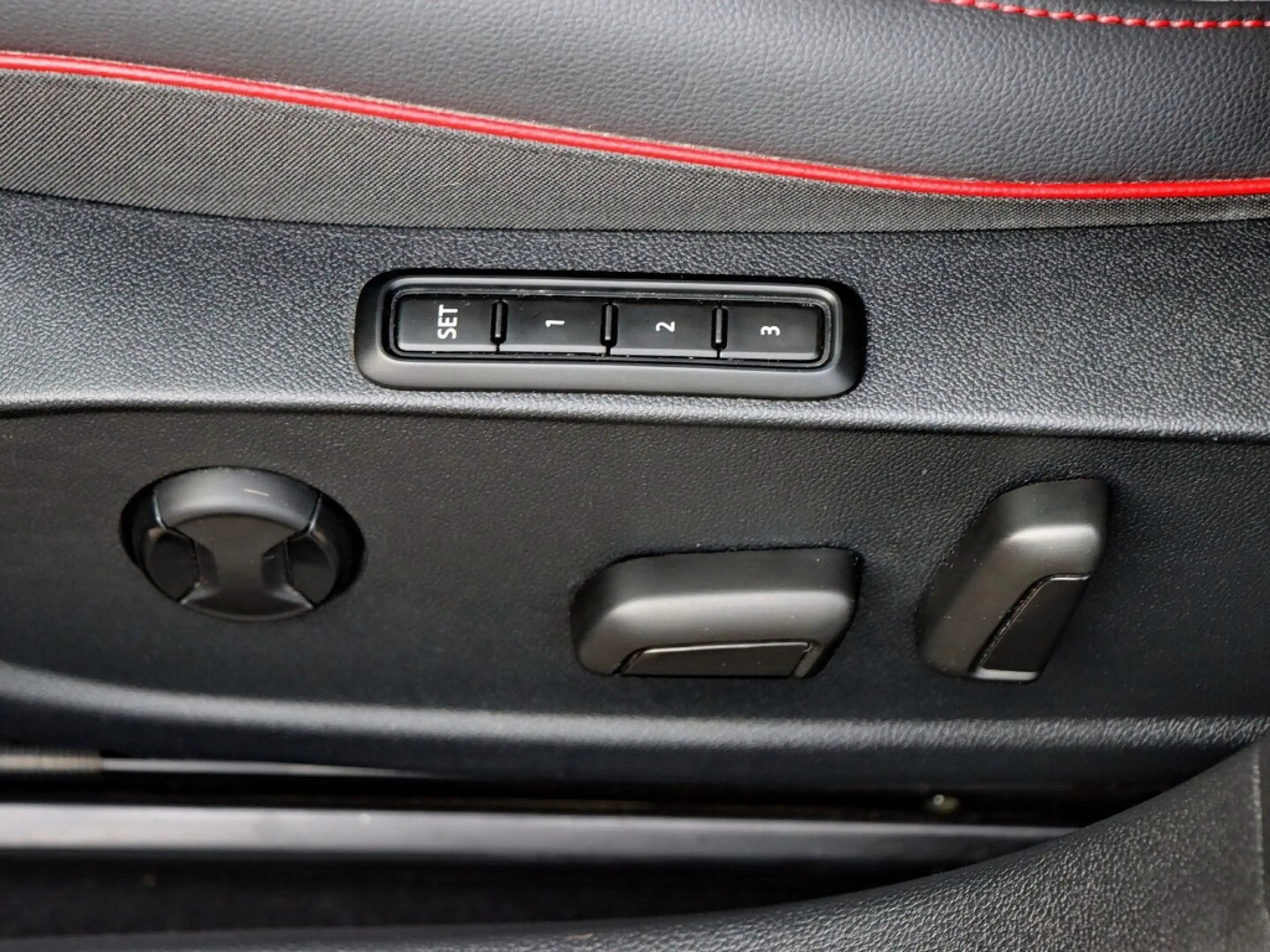 Volkswagen Golf GTI VIII 2.0 TSI OPF LEDER/LED/HARMAN /NAVIVORB. — photo 12