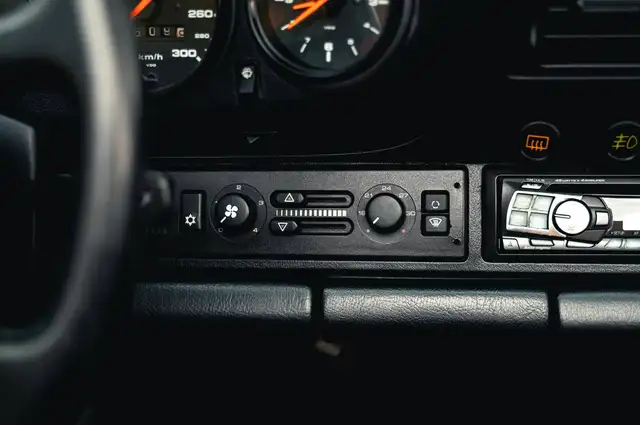 Porsche 911 view 8