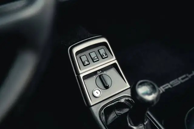 Porsche 911 view 6
