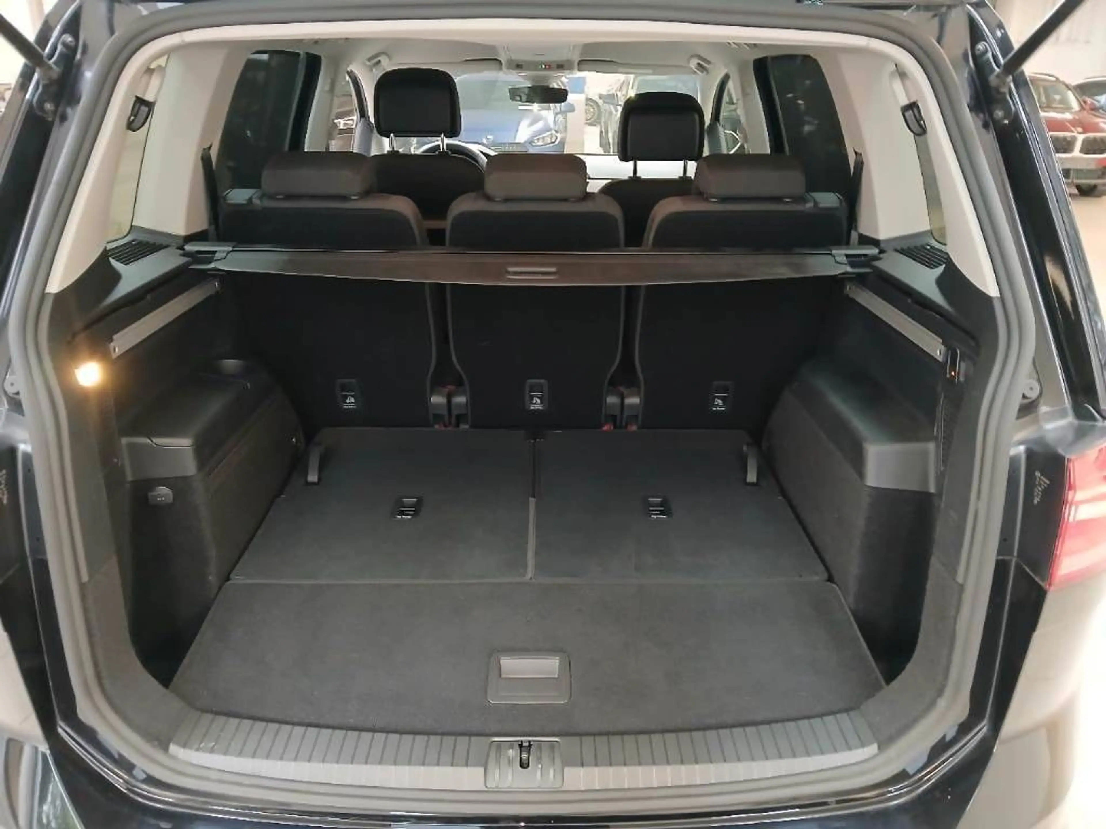 Volkswagen Touran Comfortline ACC AHK 3ZK IQ-Light RFK SHZ — photo 12