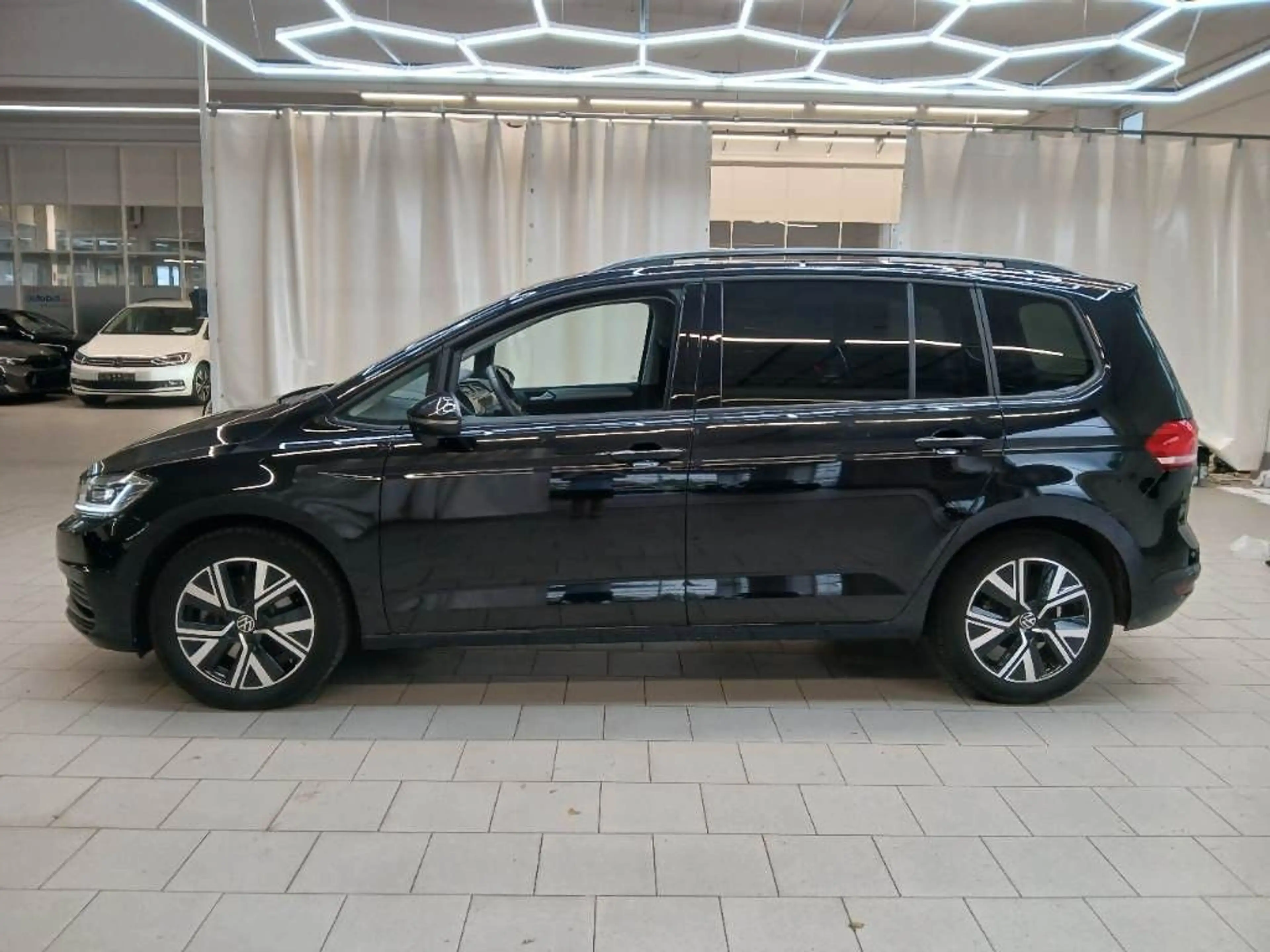 Volkswagen Touran Comfortline ACC AHK 3ZK IQ-Light RFK SHZ — photo 4