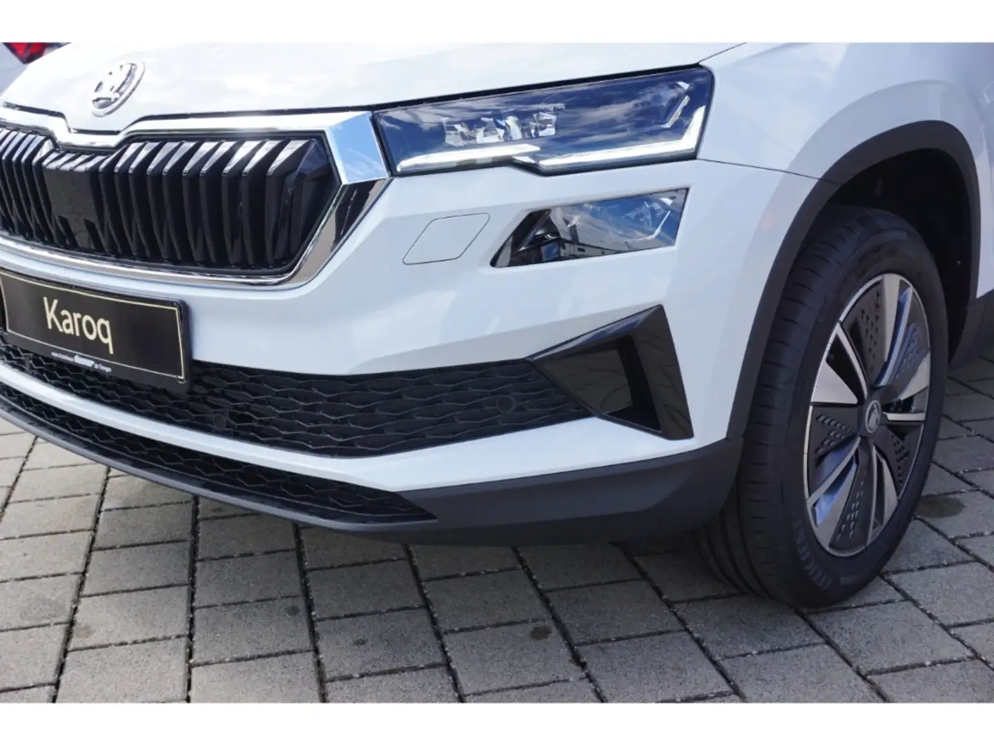Skoda Karoq 1.5 TSI Tour DSG Navi ACC Matrix AHK DAB SHZ Kamer Weiß - 2