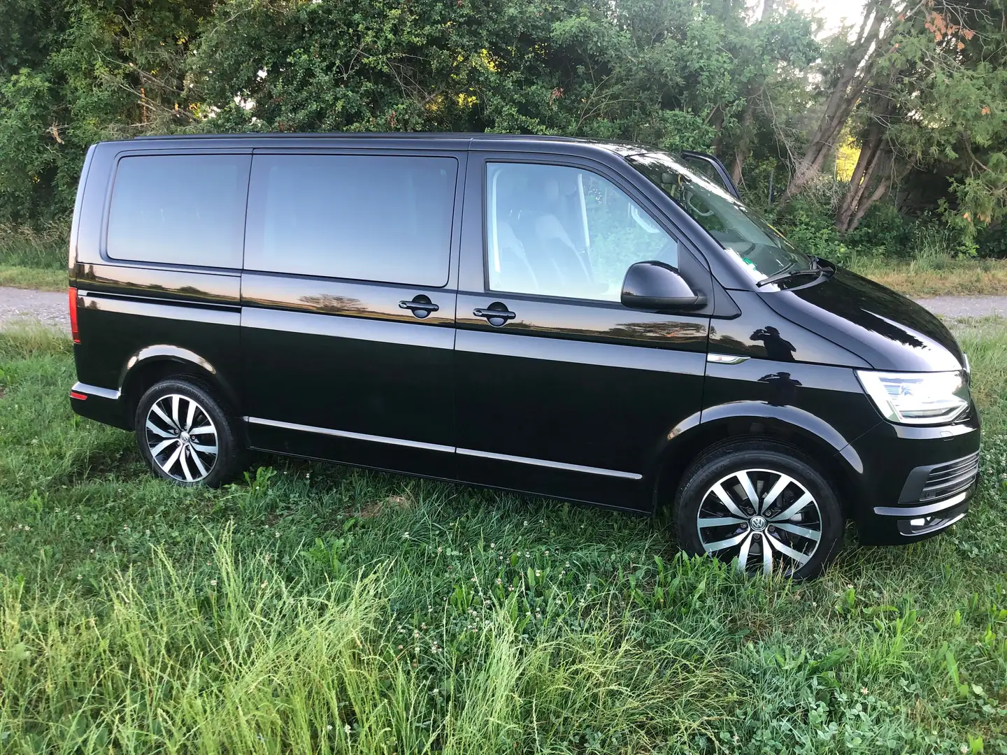 Volkswagen T6 Multivan Multivan DSG Kurz 4MOTION Edition Negro - 1