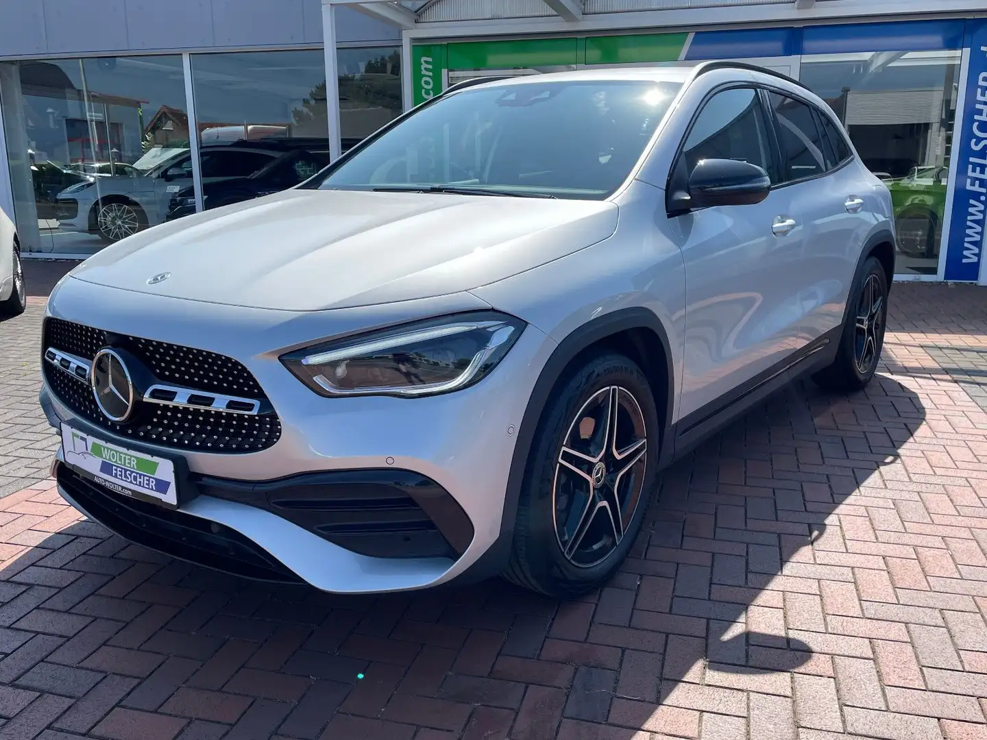 Mercedes-Benz GLA 200 d AMG *AHK*Night*Distronic*Multibeam* Silber - 1