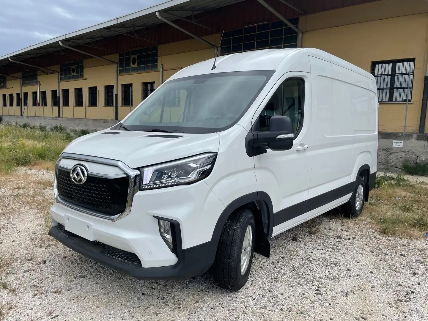 Maxus eDeliver 9 eDeliver  9 (L2H2) 72kwh passo medio Bianco - 1