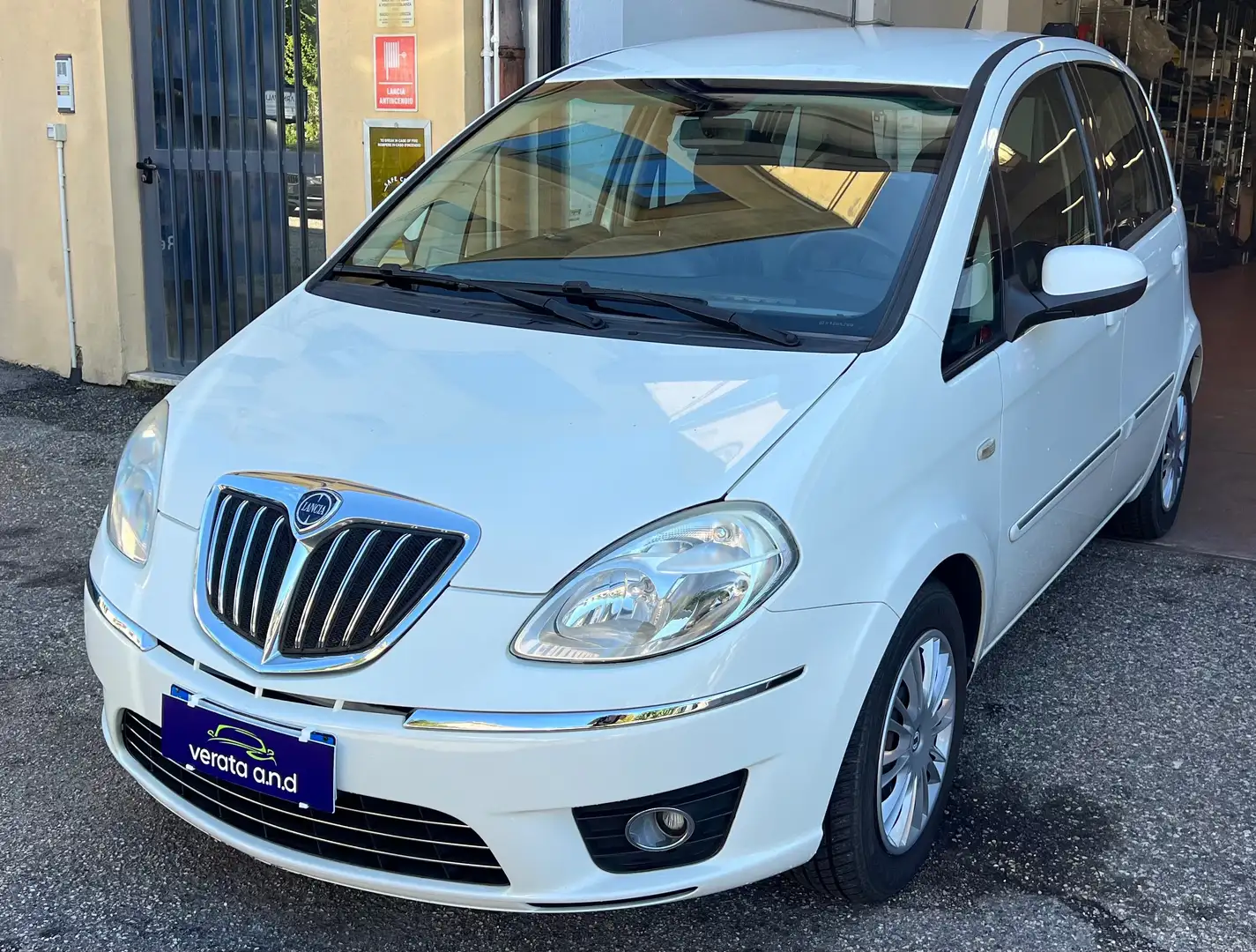 Lancia MUSA Musa II 2007 1.4 16v Oro s Blanco - 1