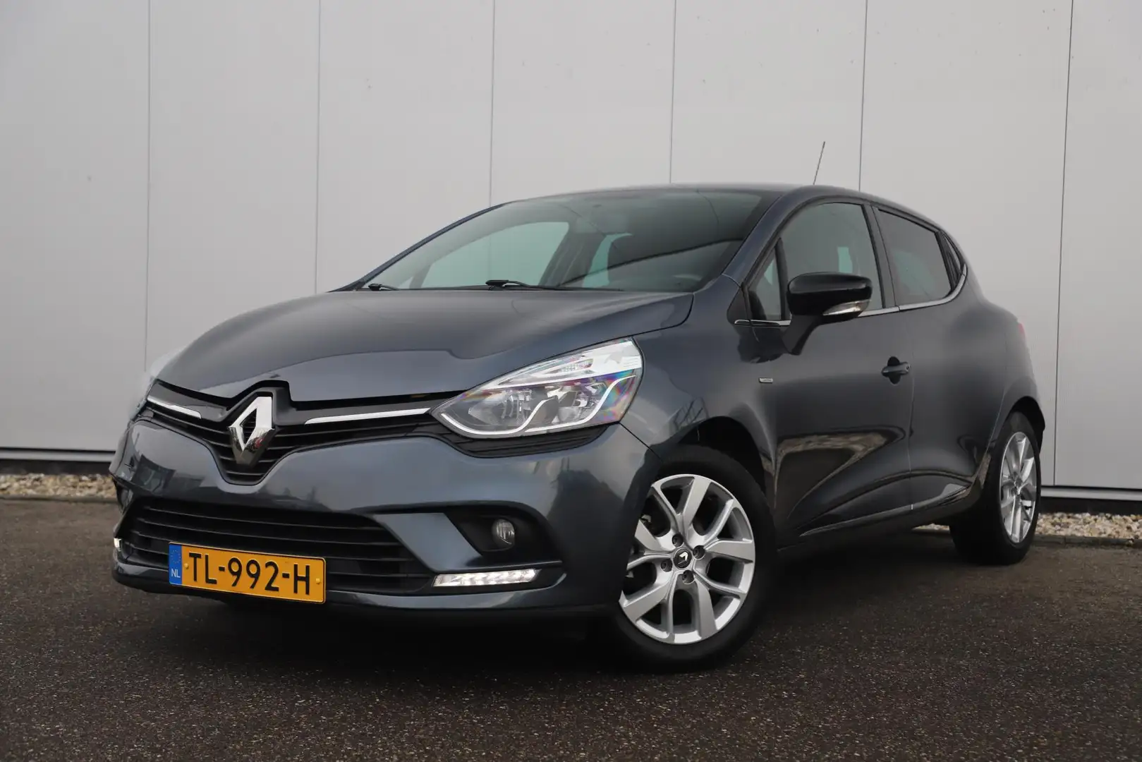 Renault Clio 0.9 TCe Limited Keyless Navigatie Airco Cruise 16 Grey - 2