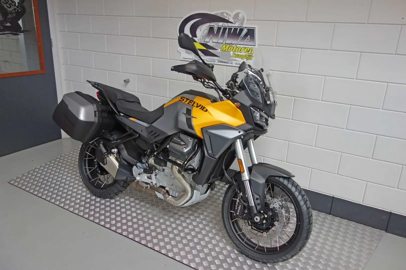 Moto Guzzi Stelvio Jaune - 2