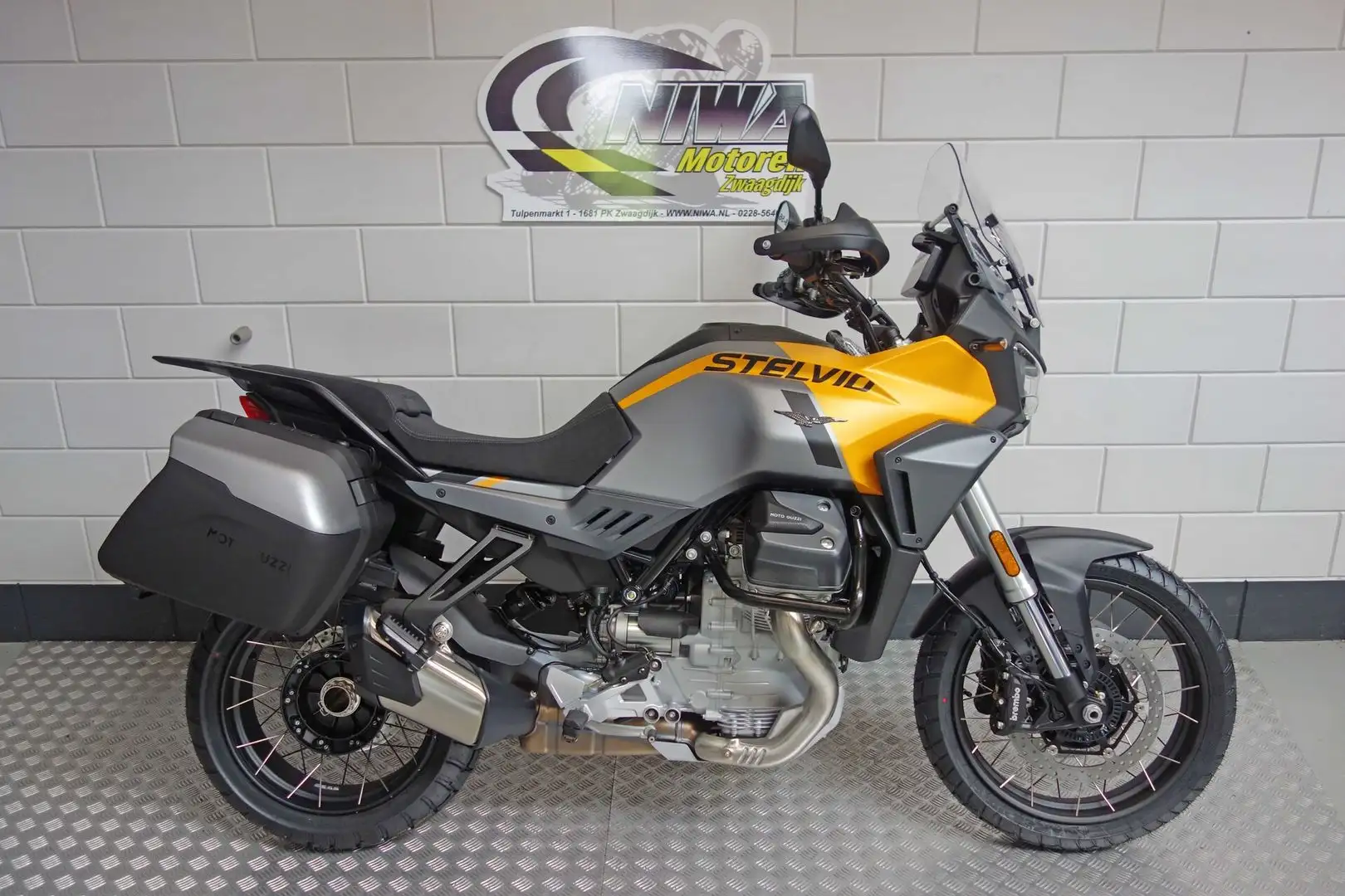 Moto Guzzi Stelvio Jaune - 1