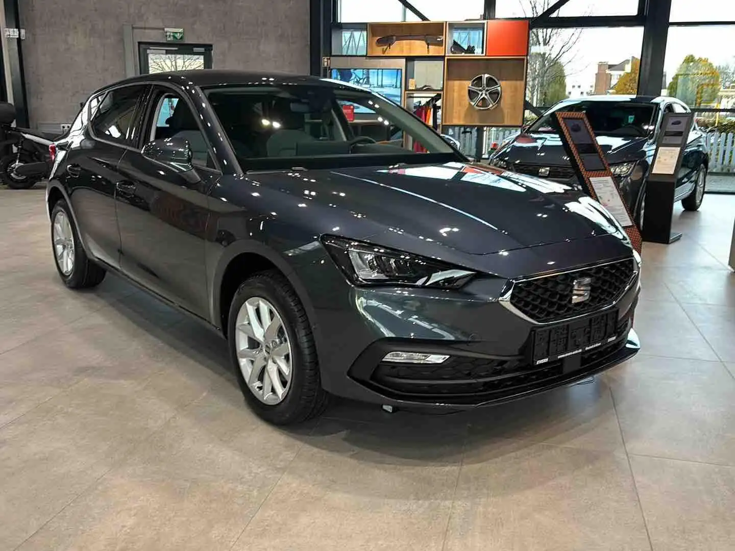 SEAT Leon 1.5 eTSI DSG Road Ed. NAVI KAMERA ACC SHZ Grau - 2