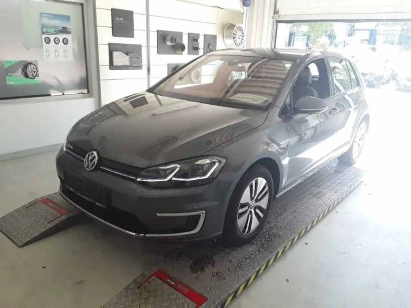 Volkswagen Golf e-Golf Leder Navi LED Grijs - 2