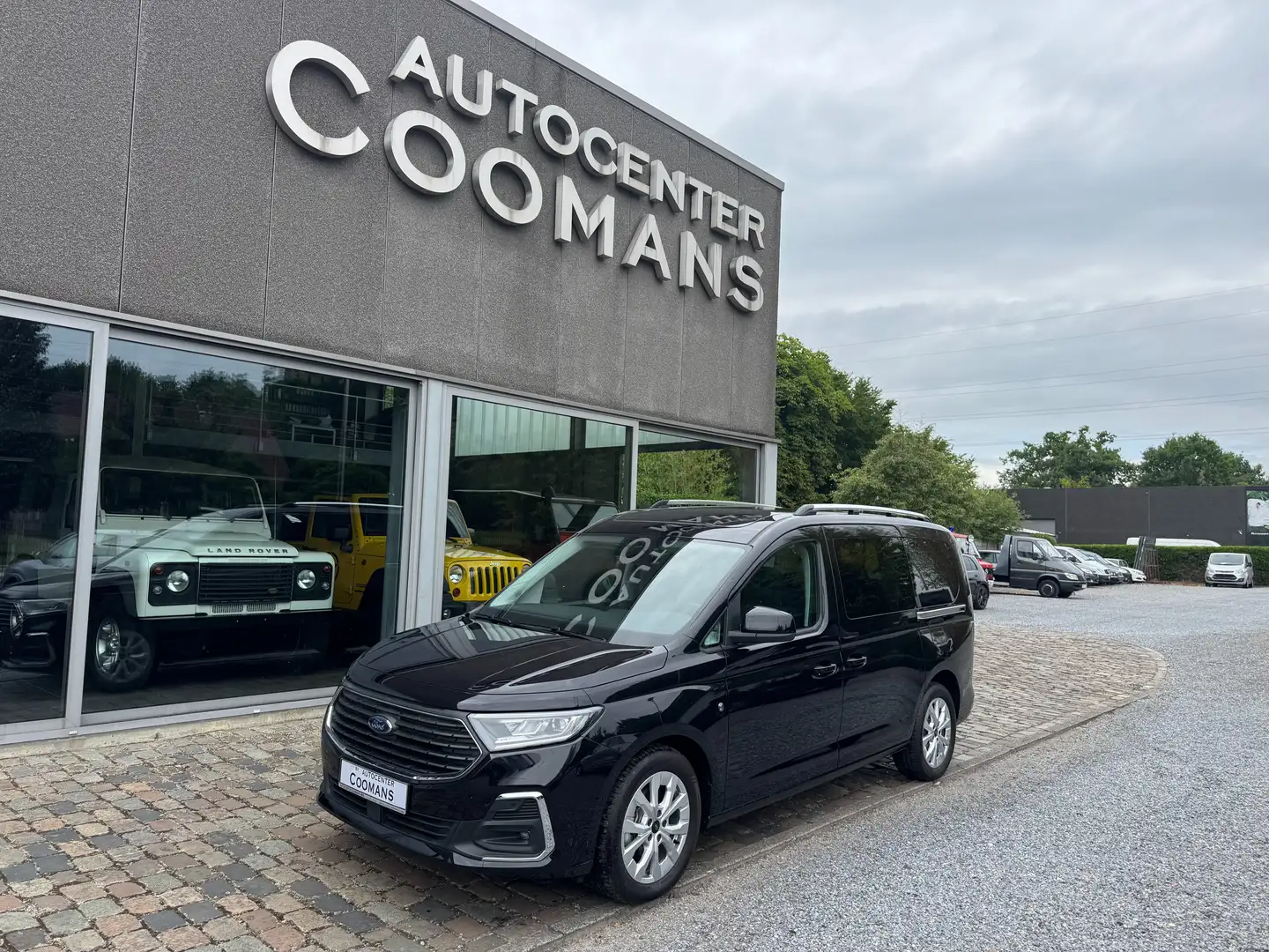 Ford Tourneo Connect Tourneo Connect 2.0 EcoBlue 7pl.  (28.306 + BTW) Zwart - 1