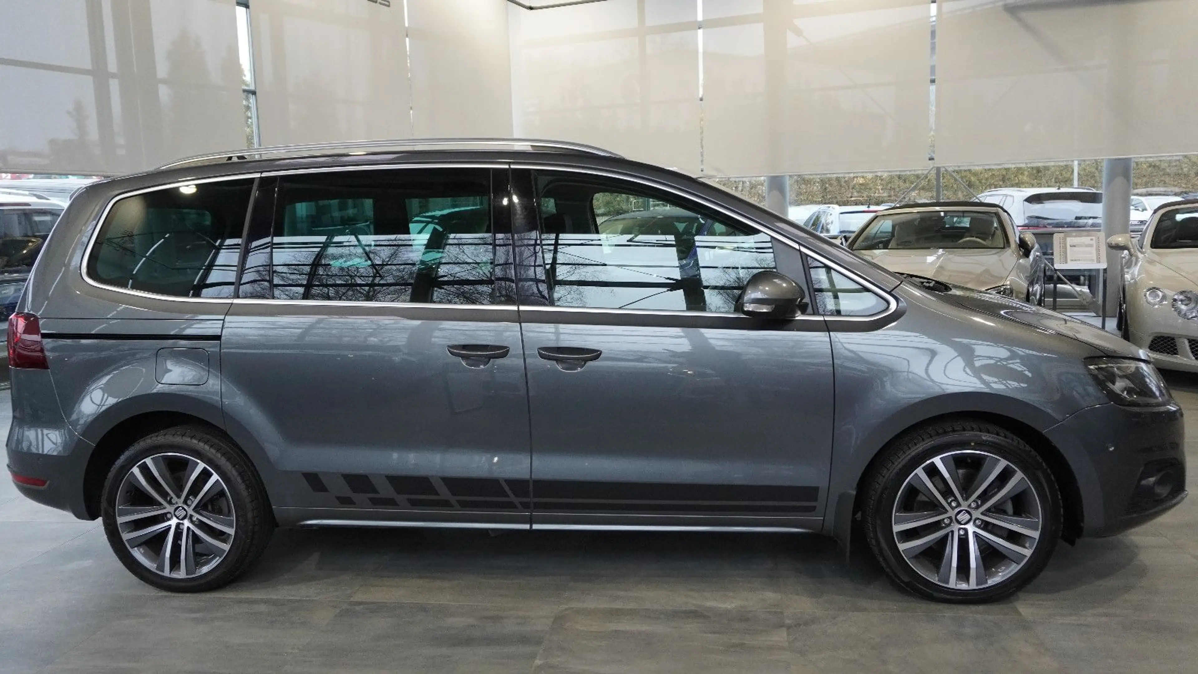 SEAT Alhambra FR-Line Allrad*ACC*AHK*STHZ*7-SITZ* — photo 4