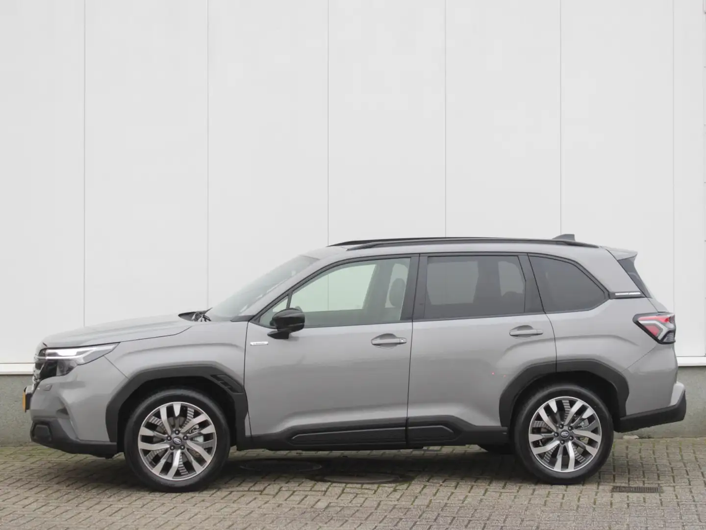 Subaru Forester 2.0i e-BOXER First Edition | Nieuw Model | Navi | Grijs - 2