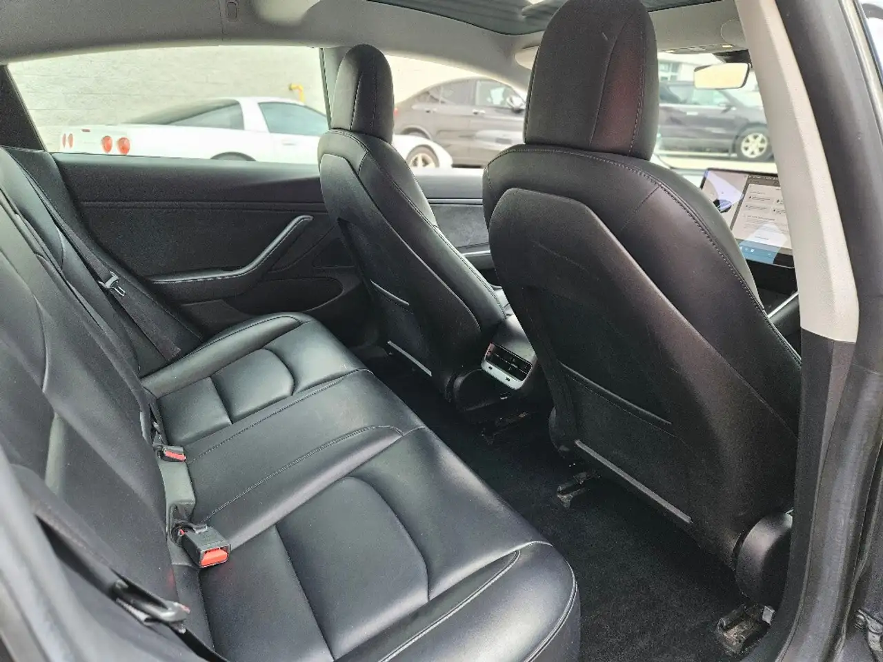 Tesla Model 3 снимка Tesla Model 3