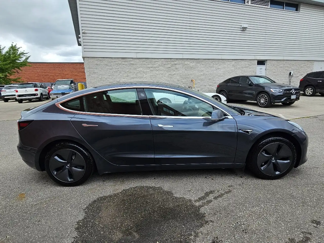 Tesla Model 3 снимка Tesla Model 3