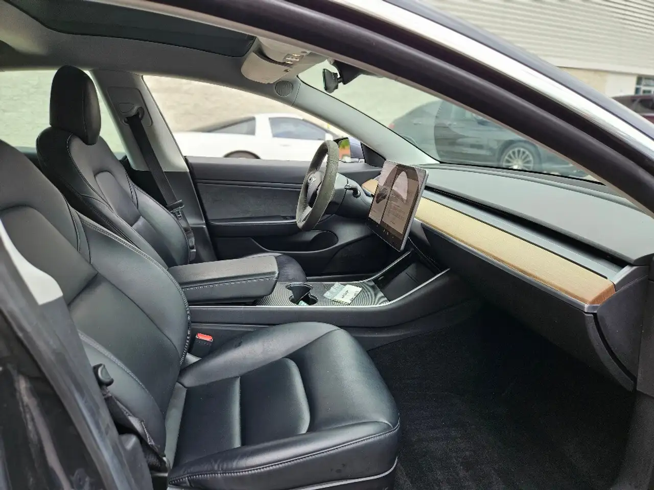 Tesla Model 3 снимка Tesla Model 3