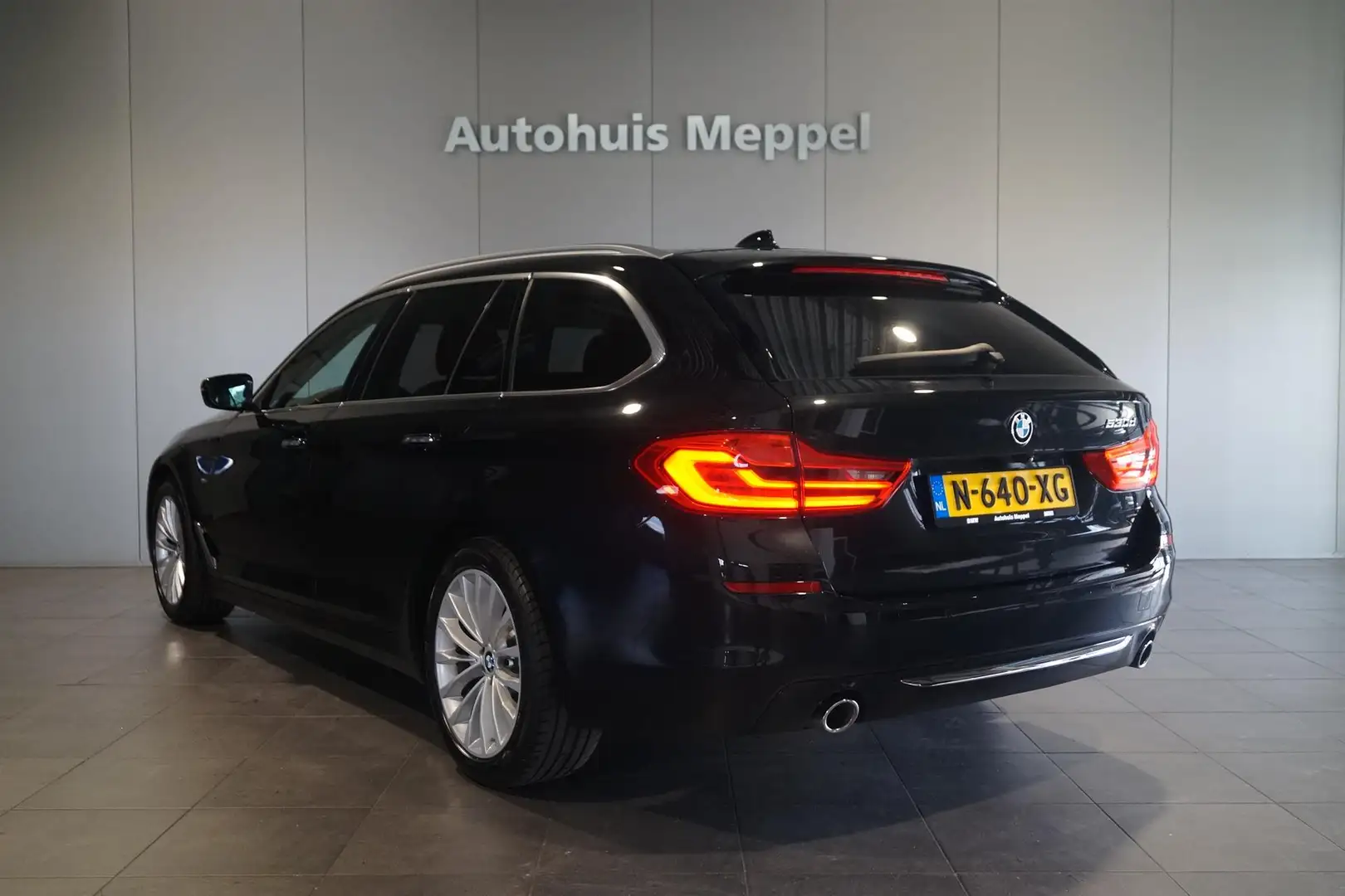 BMW 530 530d High Exe | Luxury Line | LED | Panoramadak | Zwart - 2