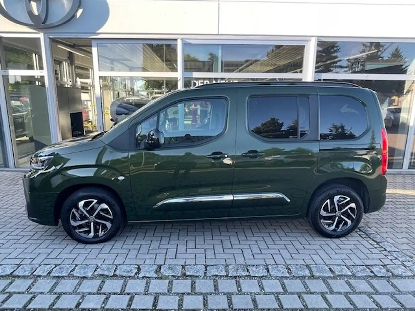 Toyota Proace City Verso Diesel 5-Türer 1.5 D-4D L1 Aut Team-D Vert - 2