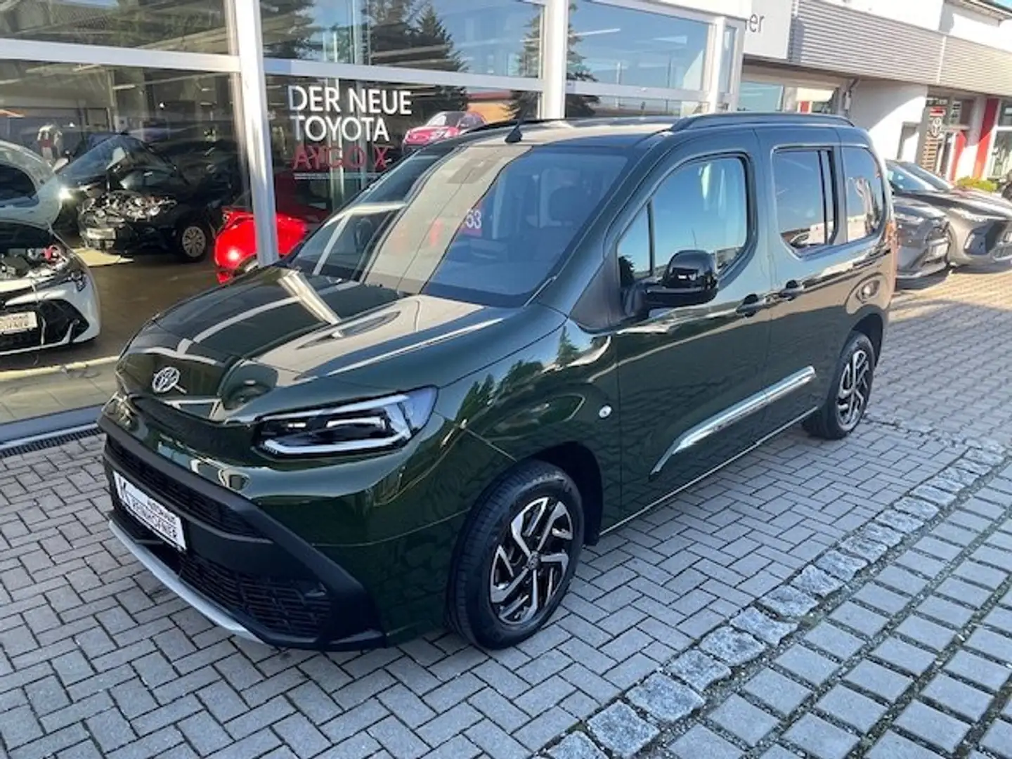 Toyota Proace City Verso Diesel 5-Türer 1.5 D-4D L1 Aut Team-D Vert - 1