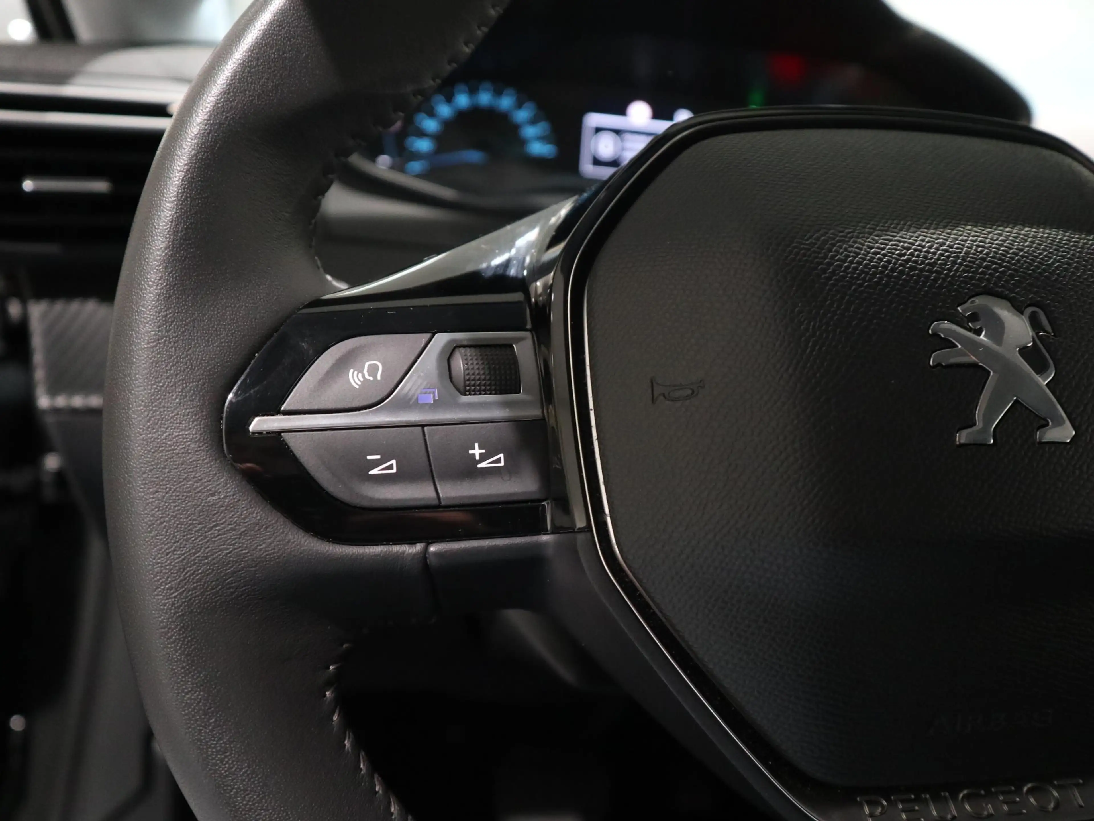 Peugeot e-208 EV Active Pack 50 kWh ANDROID AUTO/ APPLE CARPLAY — photo 12