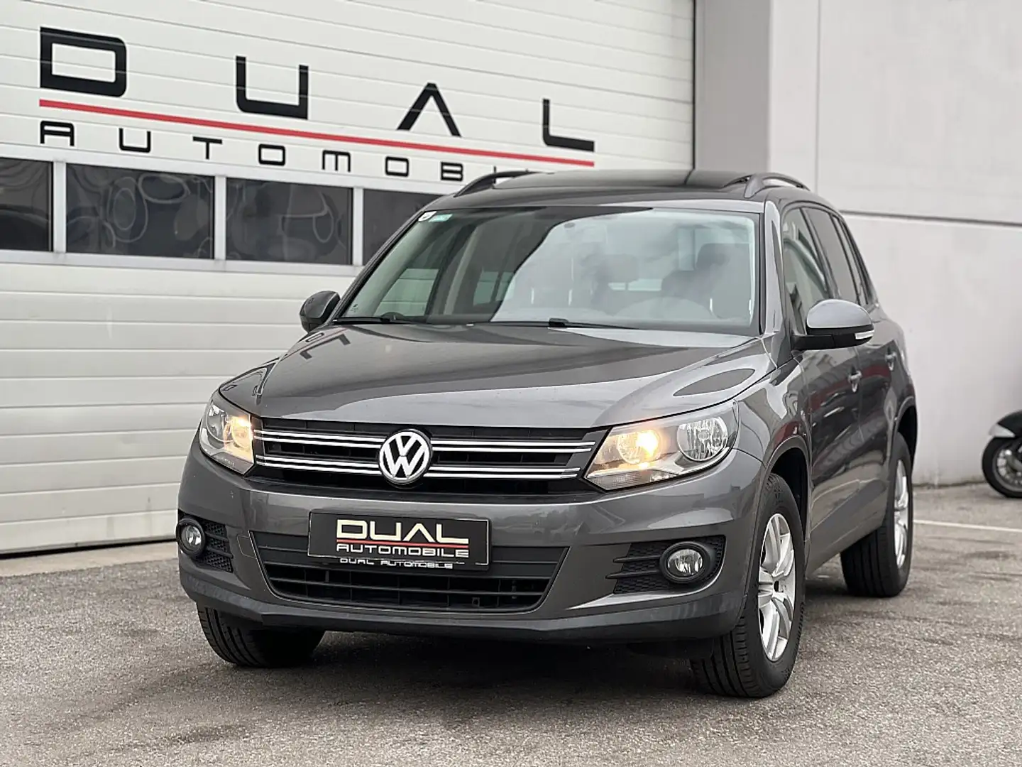 Volkswagen Tiguan 2,0 TDI BMT 4Motion Country DPF DSG|PANO|XENON|... Gris - 1