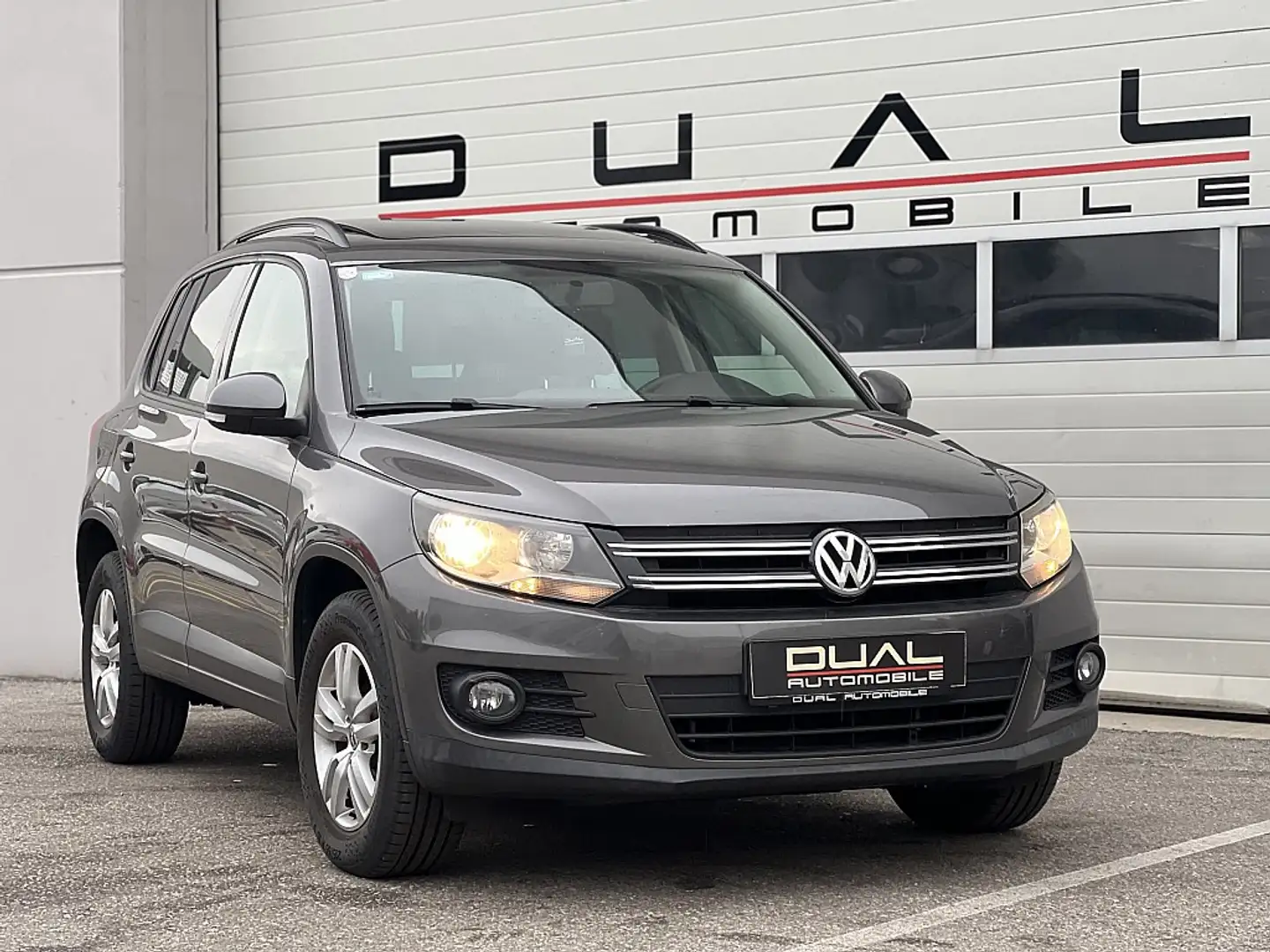 Volkswagen Tiguan 2,0 TDI BMT 4Motion Country DPF DSG|PANO|XENON|... Gris - 2