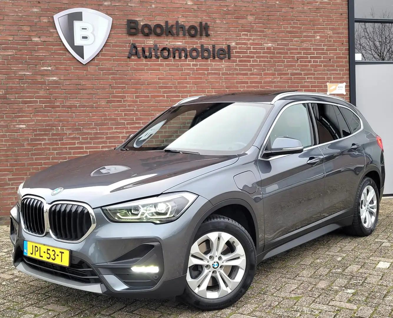 BMW X1 XDrive25e Pano, Camera, HUD, Leer, High Executive Grijs - 1