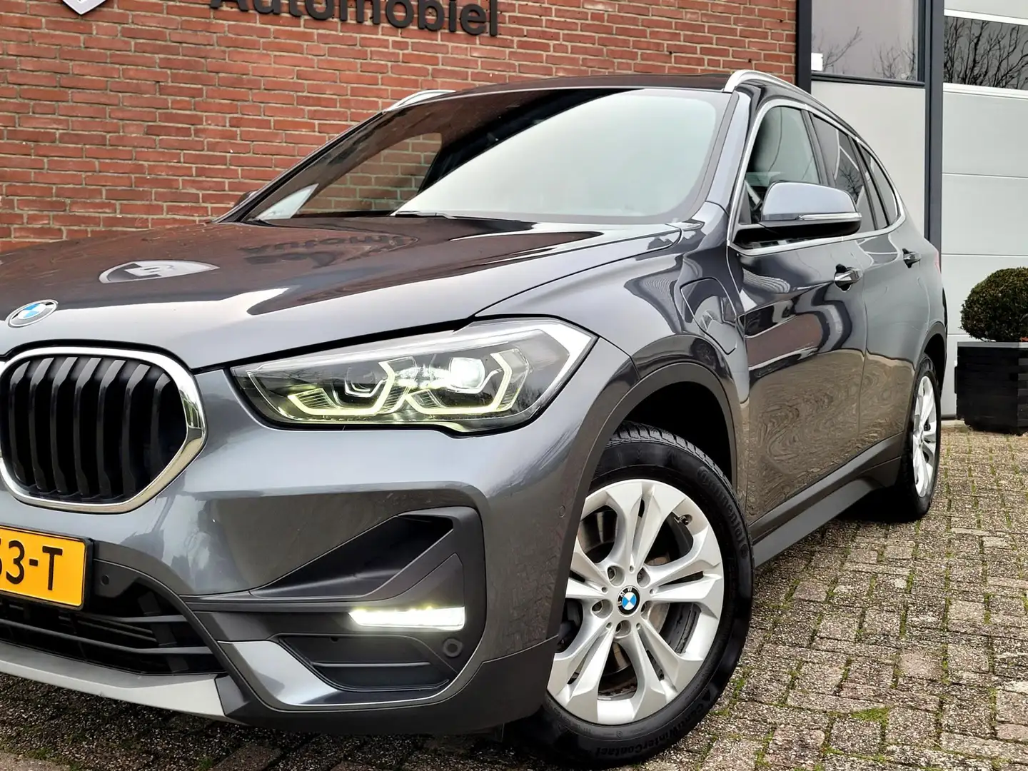 BMW X1 XDrive25e Pano, Camera, HUD, Leer, High Executive Grijs - 2