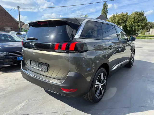 Peugeot 5008 view 5