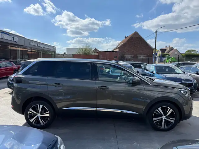 Peugeot 5008 view 4