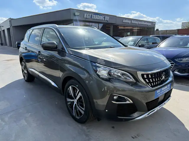 Peugeot 5008 view 3
