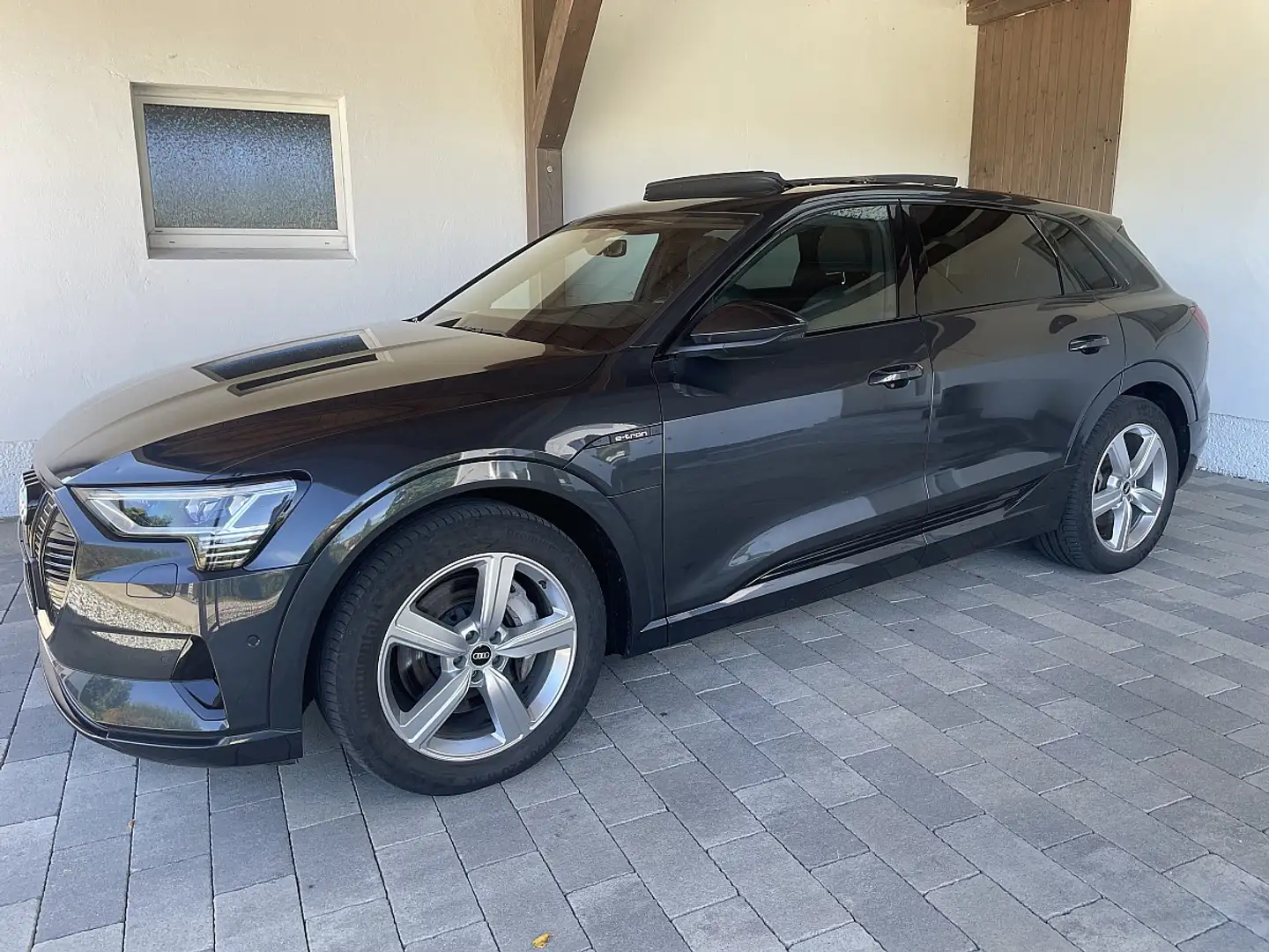Audi e-tron 55 quattro 95kWh Adva.-OPTIK P.schwarz-AHV-LUFT... Grau - 2
