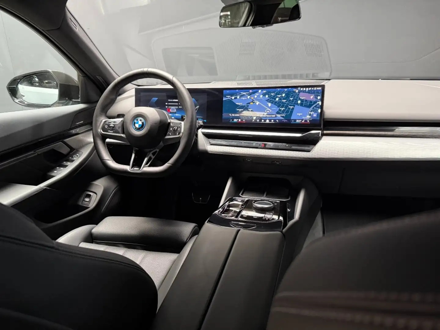 BMW 530 530e xDrive M-Sport 299pk Pro-20 inch trekhaak pan Grijs - 2
