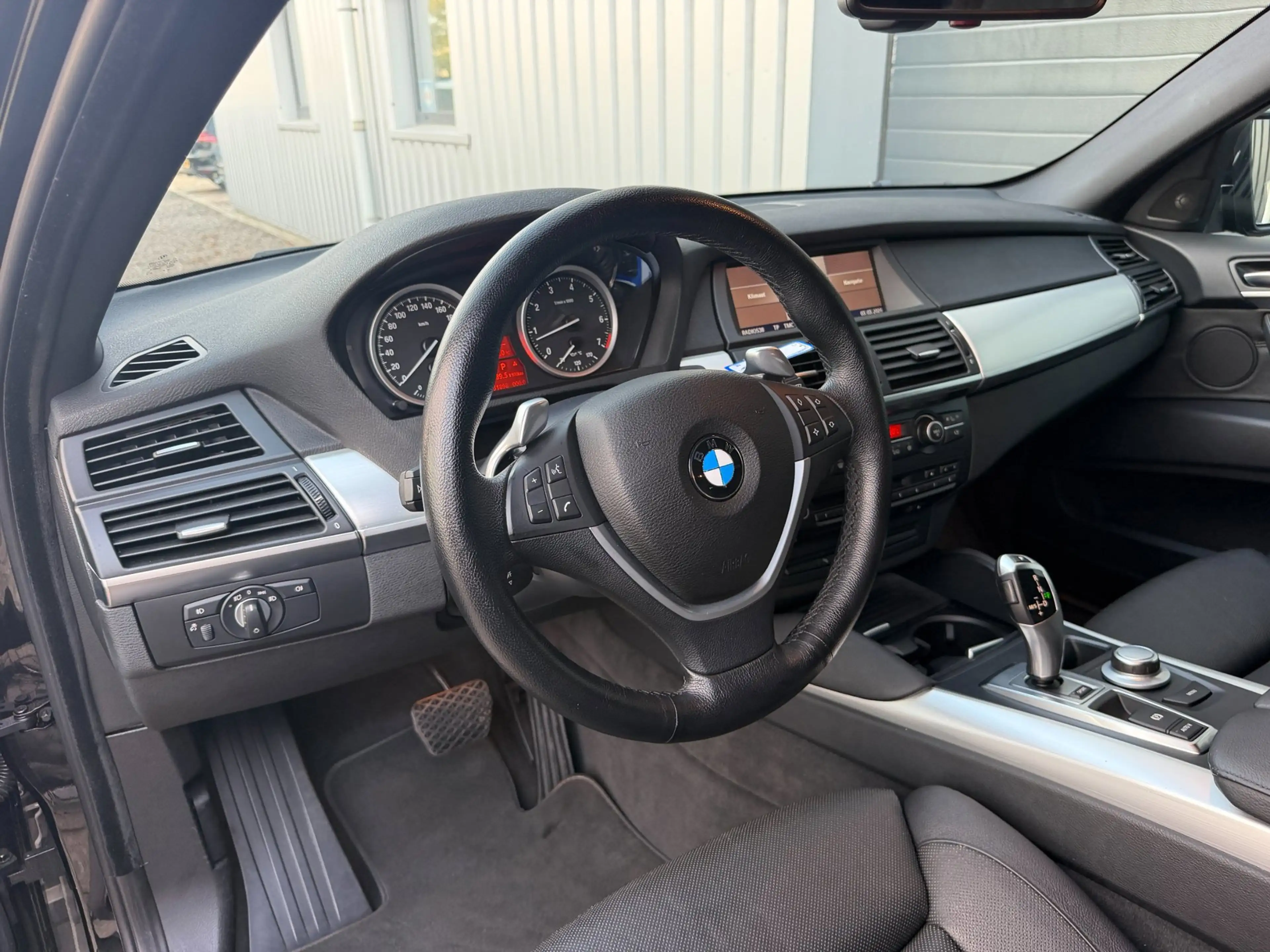 BMW X6 XDrive50i High Executive|LEDER|NAP|TREKHAAK|20"|YO — photo 10