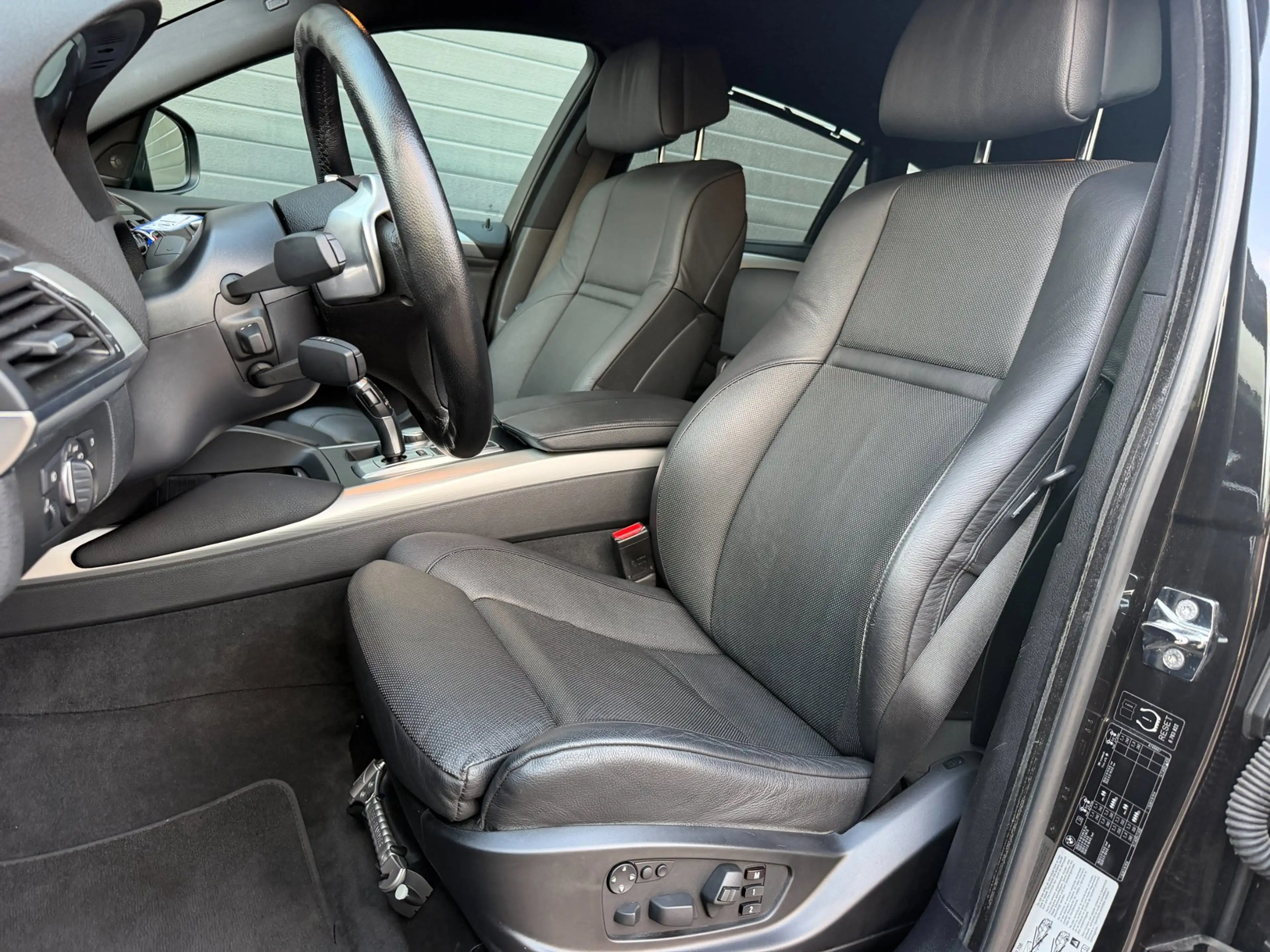 BMW X6 XDrive50i High Executive|LEDER|NAP|TREKHAAK|20"|YO — photo 13