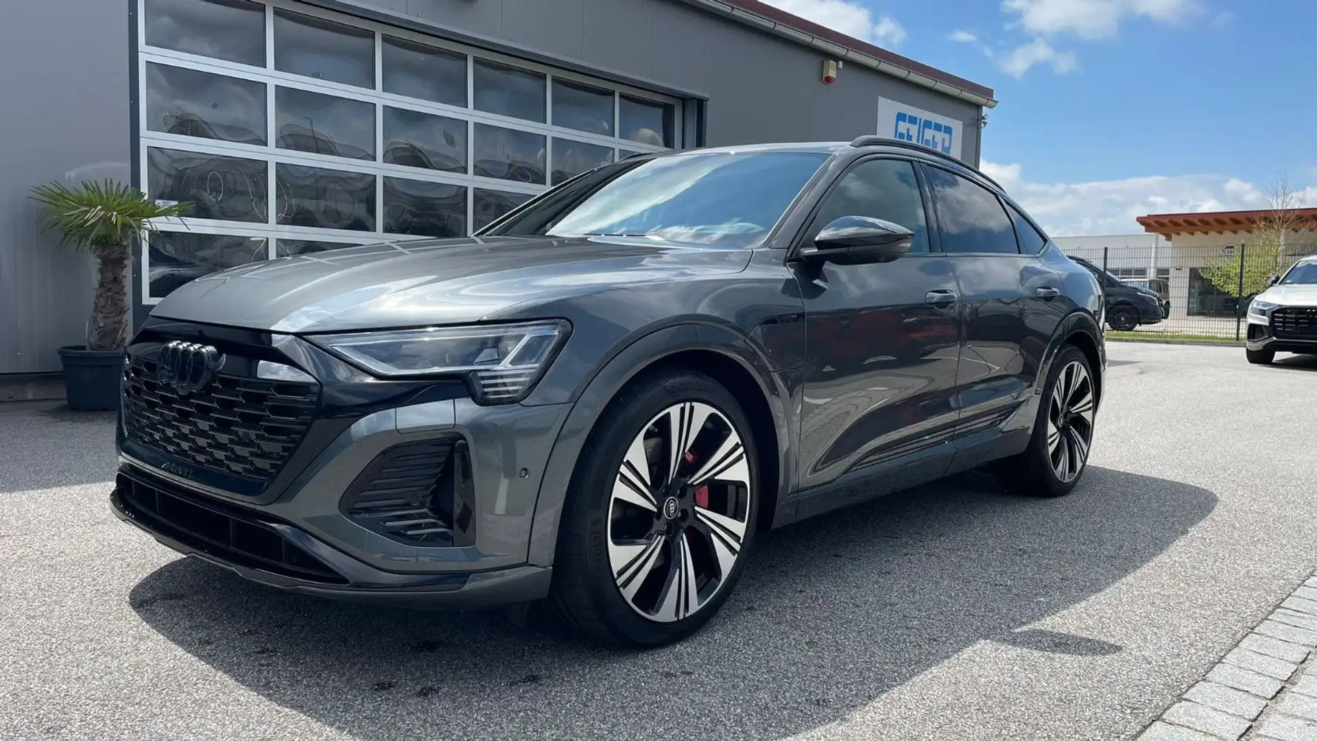 Audi Q8 e-tron SB e-tron 55 S line quattro*UPE: 130.807,56 € Gris - 1